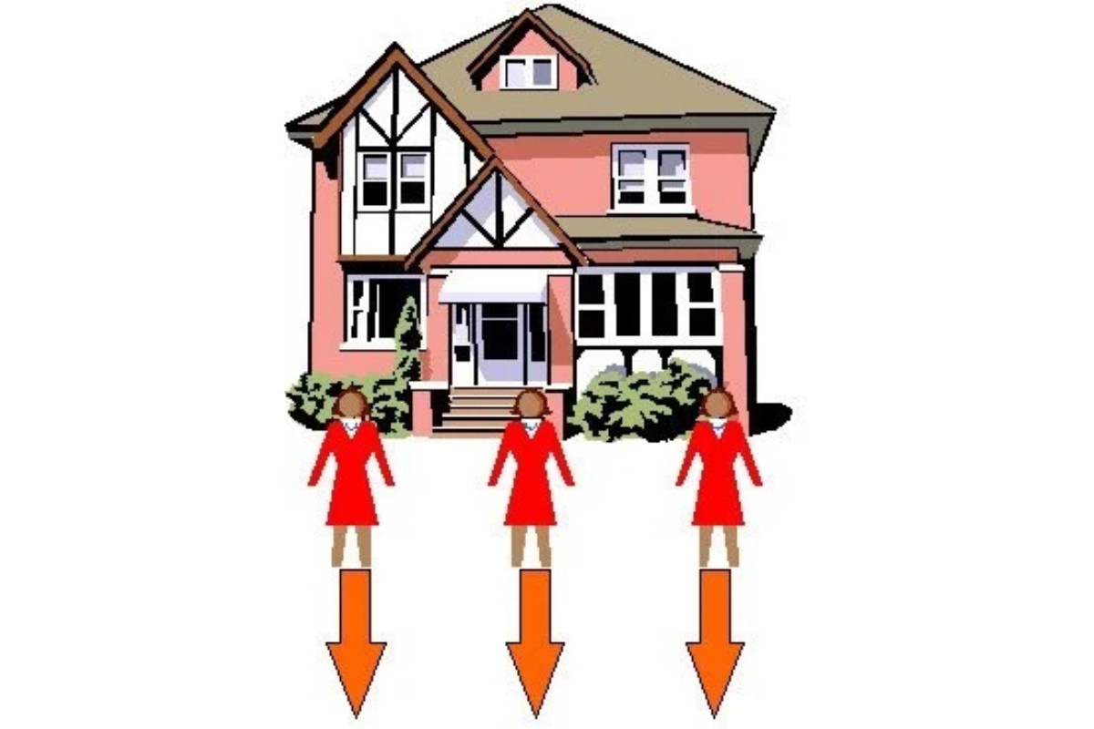 Dang nhẹ 2 ch&acirc;n để tư thế đứng được vững v&agrave;ng hơn, la b&agrave;n đặt giữa l&ograve;ng b&agrave;n tay, ngang với tầm h&ocirc;ng, hướng thẳng mũi t&ecirc;n in tr&ecirc;n tấm thước nhựa về ph&iacute;a trước (Ảnh: Sưu tầm)