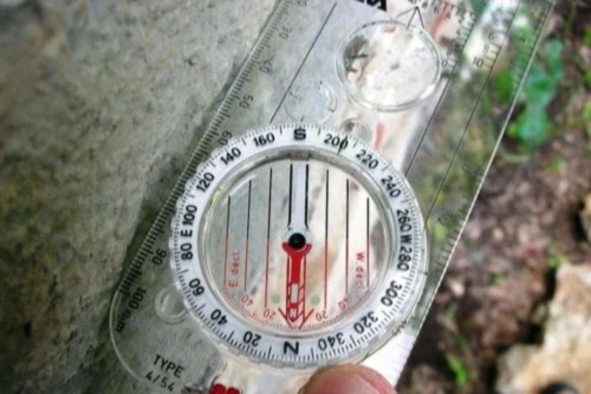 Xoay la b&agrave;n cho kim chỉ Bắc (trong h&igrave;nh minh hoạ l&agrave; m&agrave;u đỏ) tr&ugrave;ng kh&iacute;t với hướng Bắc (tr&ecirc;n la b&agrave;n ghi chữ N) (Ảnh: Sưu tầm)