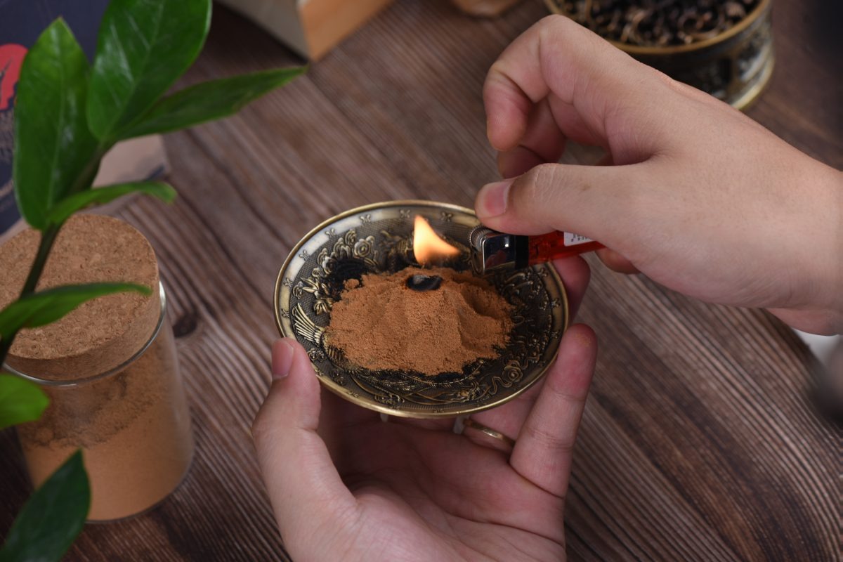 Nhiều gia chủ t&igrave;m hiểu c&aacute;ch x&ocirc;ng nh&agrave; mới để thanh tẩy kh&ocirc;ng gian sống, mở đường rước t&agrave;i lộc v&agrave; may mắn v&agrave;o nh&agrave; (Ảnh: Sưu tầm)