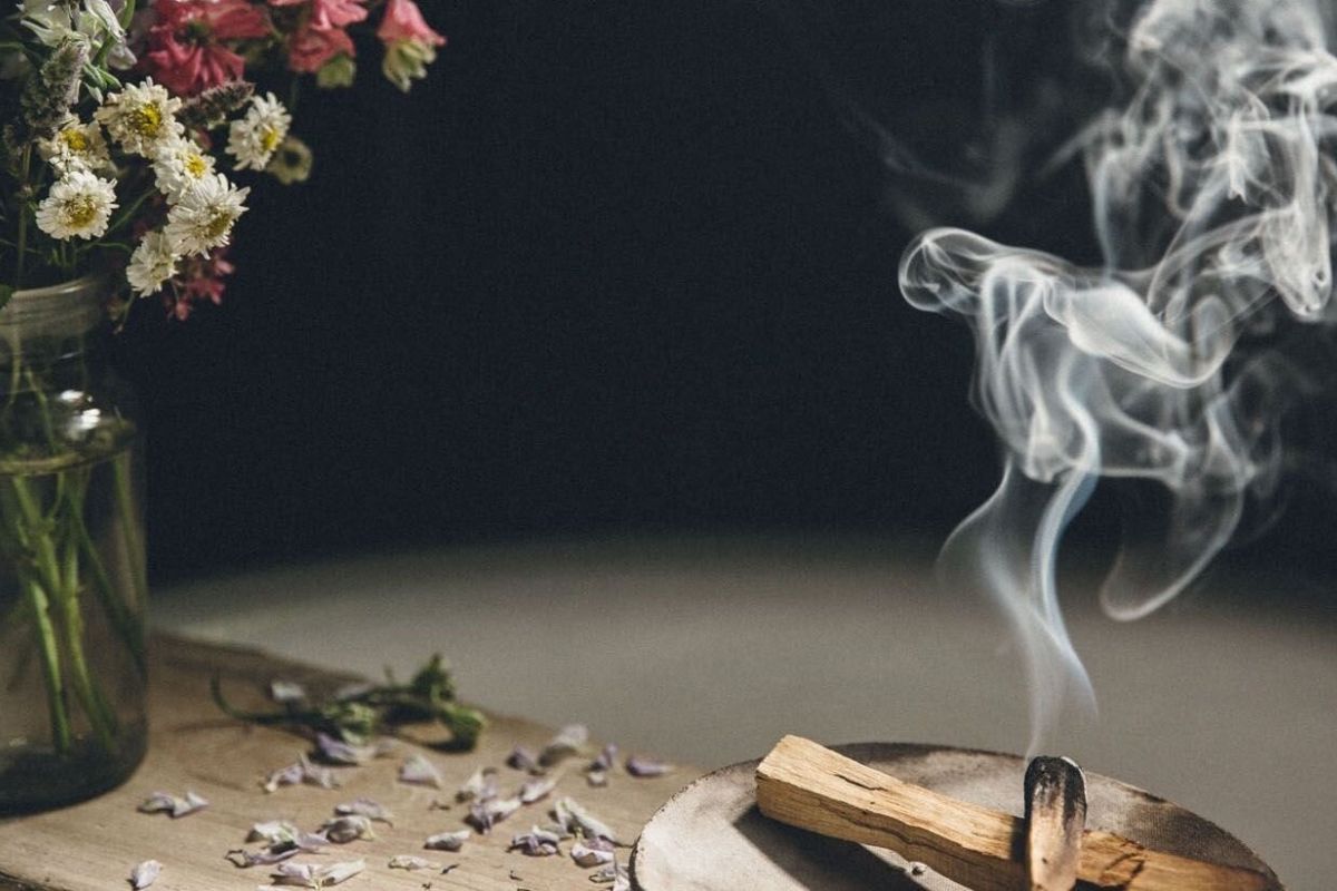 X&ocirc;ng nh&agrave; đ&uacute;ng c&aacute;ch gi&uacute;p tăng cường may mắn v&agrave; sức khỏe trong nh&agrave;, đồng thời tạo bầu kh&ocirc;ng kh&iacute; t&iacute;ch cực, thoải m&aacute;i (Ảnh: Sưu tầm)