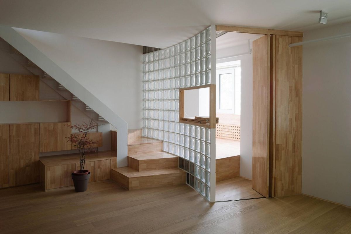 Gạch kính đảm bảo khả năng lấy sáng mà vẫn giữ được sự riêng tư cần thiết cho không gian sống (Ảnh: Sưu tầm)