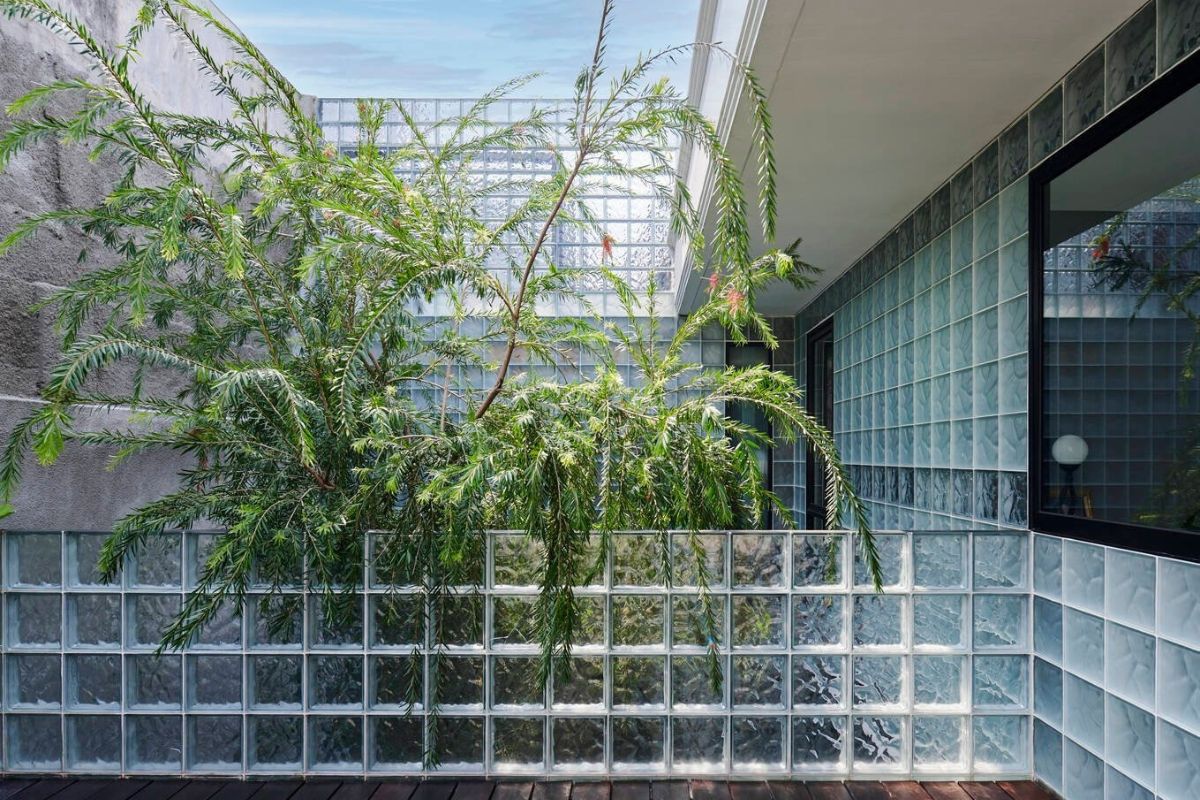 Thi công gạch kính đòi hỏi kỹ thuật phức tạp, chi phí cao (Ảnh: Sưu tầm)