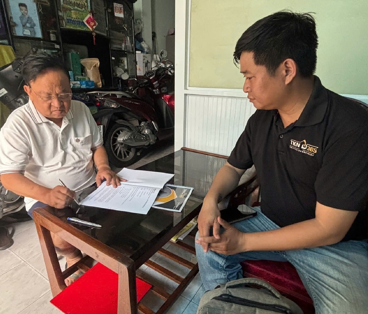 Một hợp đồng rõ ràng giúp cả hai bên minh bạch trách nhiệm và quyền lợi, đảm bảo dự án diễn ra đúng tiến độ và ngân sách.