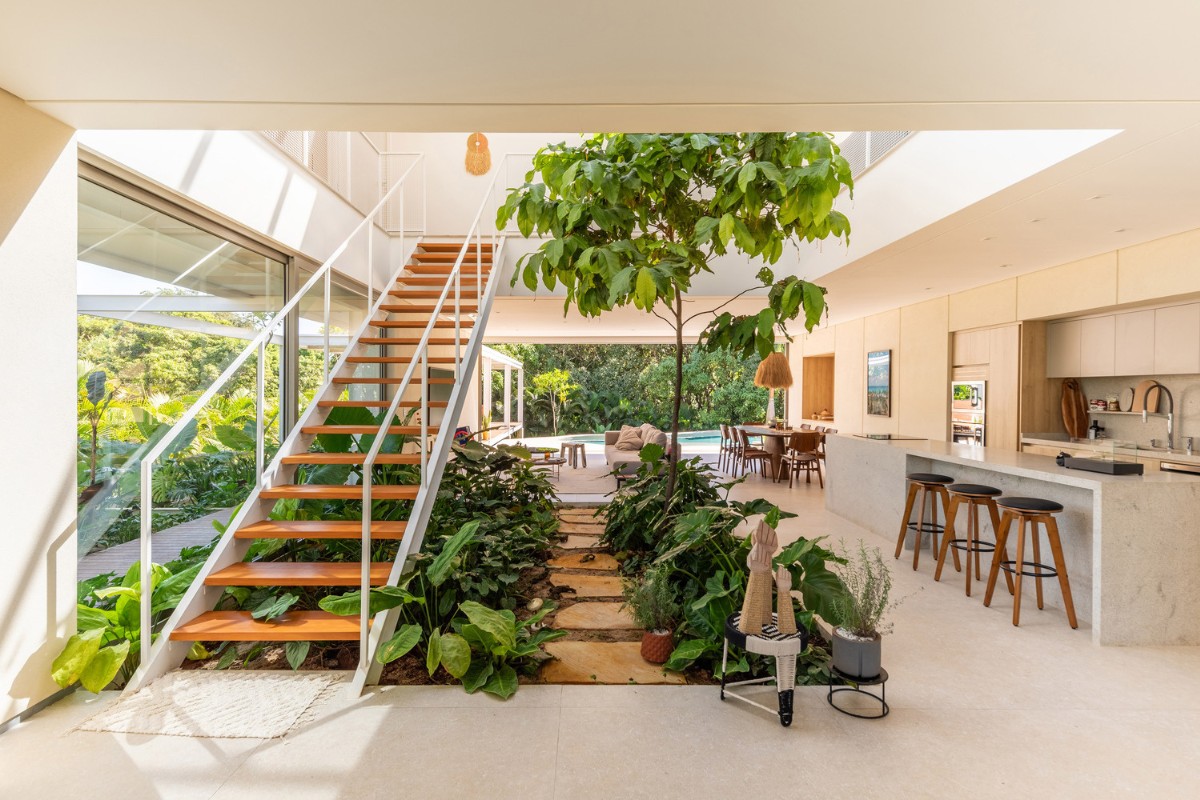 Cầu thang thẳng kết hợp tiểu cảnh xanh dưới gầm (Ảnh: Sưu tầm)