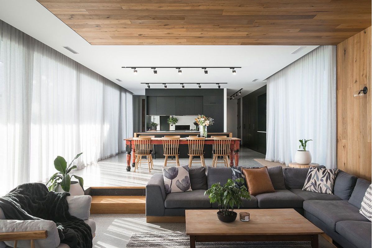 Cao độ giữa phòng khách và bếp tạo nên ranh giới trực quan, nhấn mạnh cá tính mà không cần vách ngăn (Ảnh: Sưu tầm)