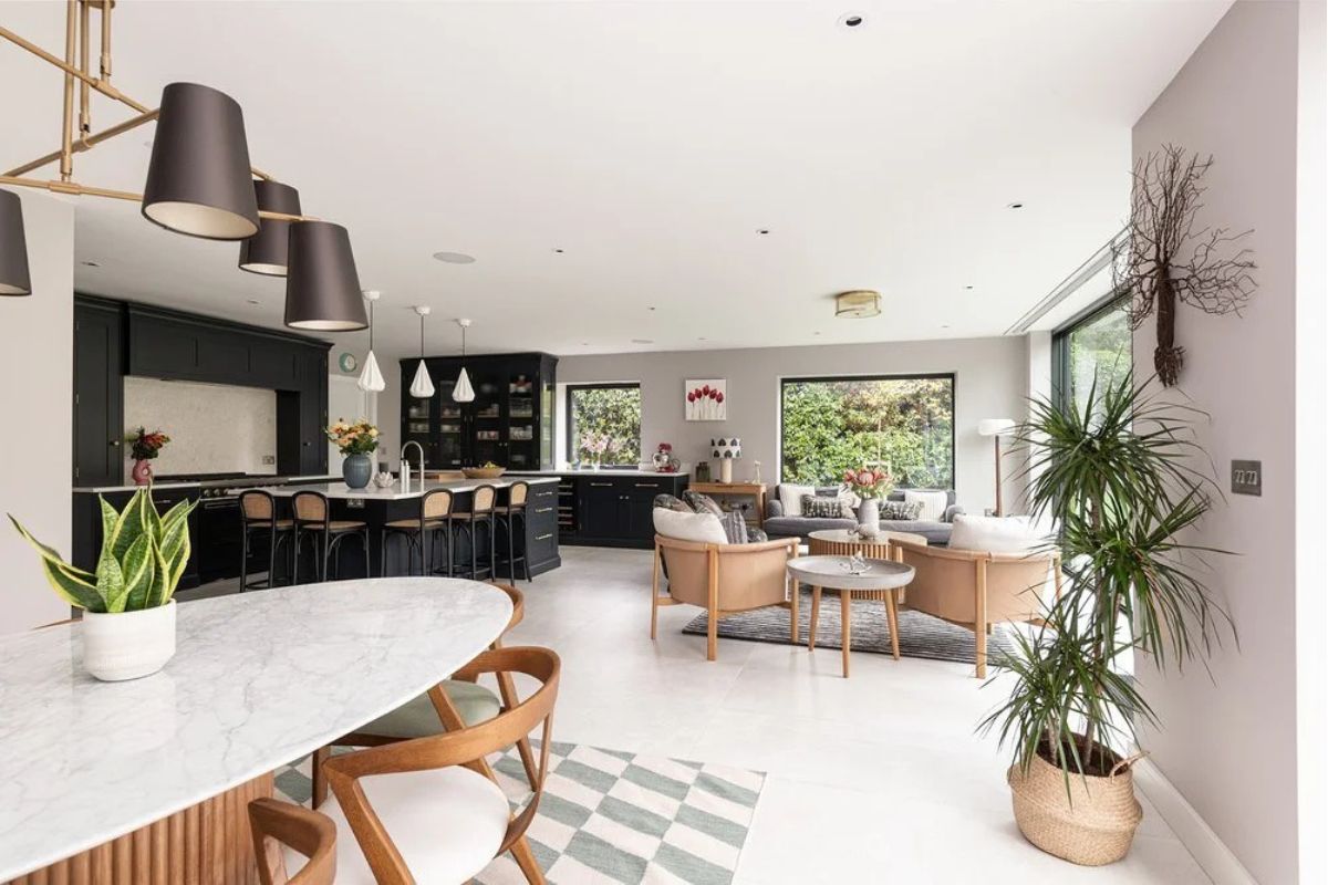 Dùng thảm trải sàn và đèn trần trang trí để phân vùng chức năng mà không cần nâng cốt nền (Ảnh: Sưu tầm)