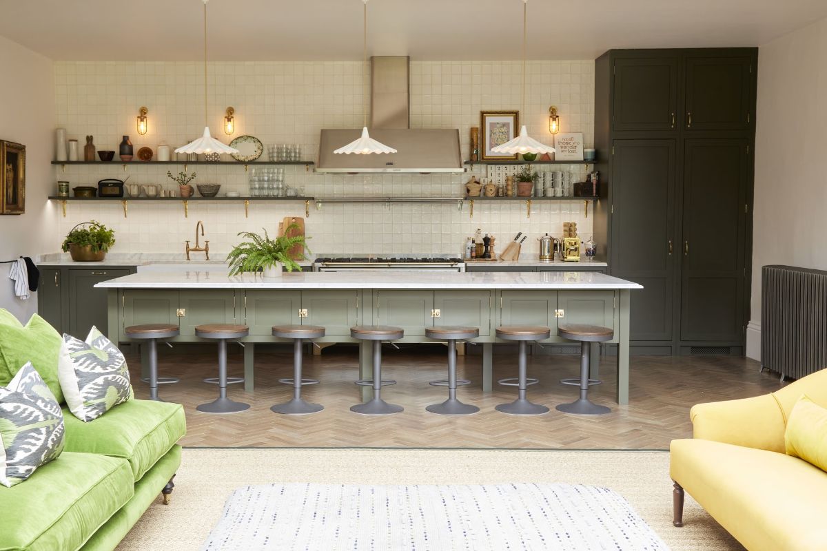 Sử dụng vật liệu lát sàn khác nhau để phân định không gian khu bếp và phòng khách (Ảnh: Sưu tầm)