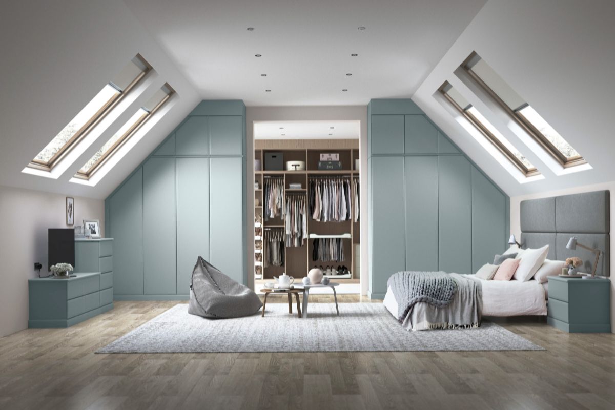 Nhiều gia chủ lựa chọn làm tủ quần áo kịch trần khi thiết kế nội thất phòng ngủ (Ảnh: Sưu tầm)