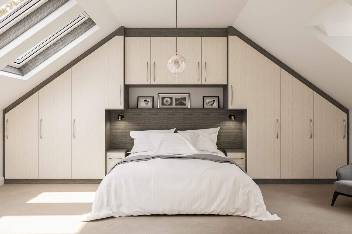 Tủ quần áo kịch trần thiết kế theo mái chéo, tận dụng tối đa không gian áp mái và mang lại vẻ đẹp độc đáo cho phòng ngủ