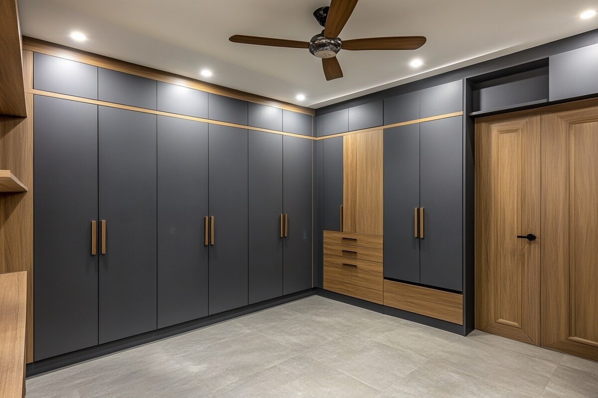Tủ quần áo kịch trần hiện đại với sự kết hợp giữa hai vật liệu khác nhau, tạo điểm nhấn sang trọng và tối giản cho không gian