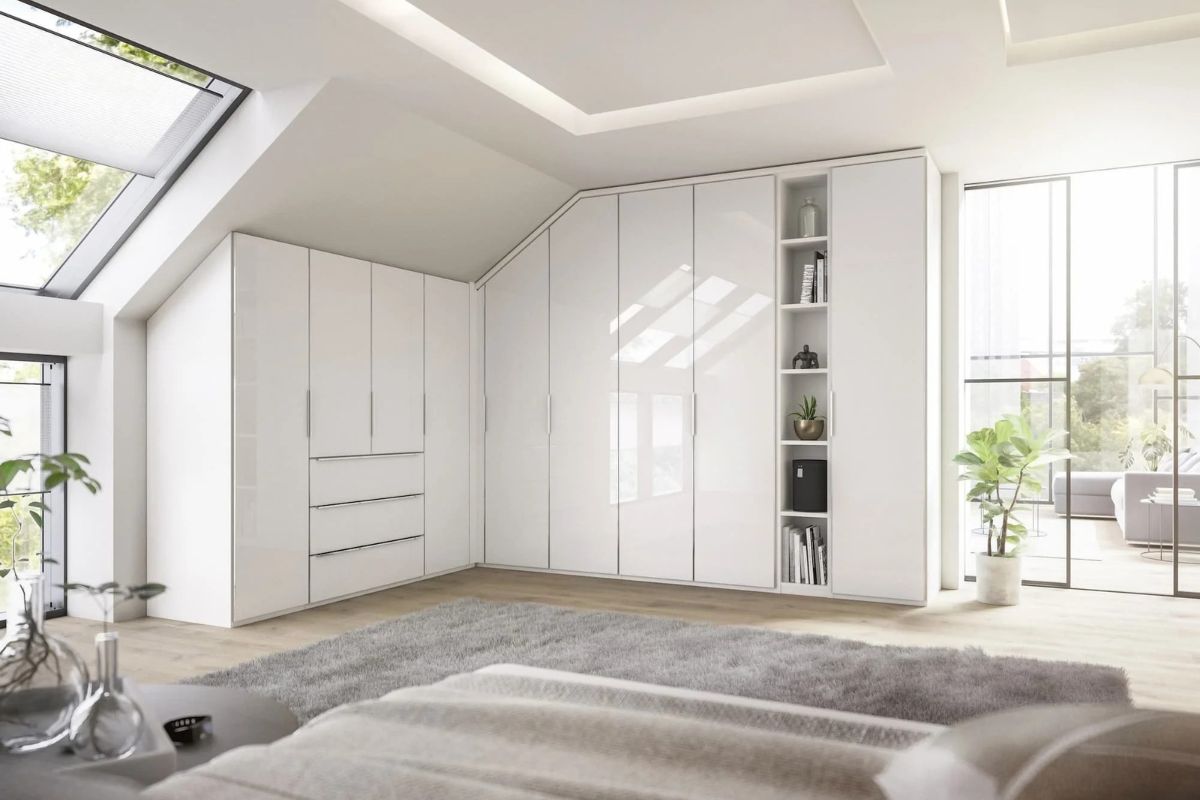 Tủ quần áo kịch trần màu trắng bóng hiện đại, thiết kế góc tinh tế giúp tận dụng tối đa không gian dưới mái chéo