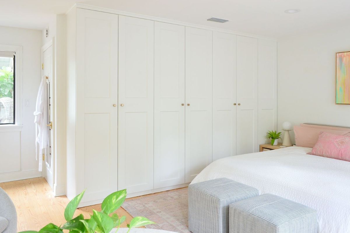 Tủ quần áo kịch trần mang đến cho gia chủ thêm nhiều không gian để lưu trữ đồ dùng (Ảnh: Sưu tầm)