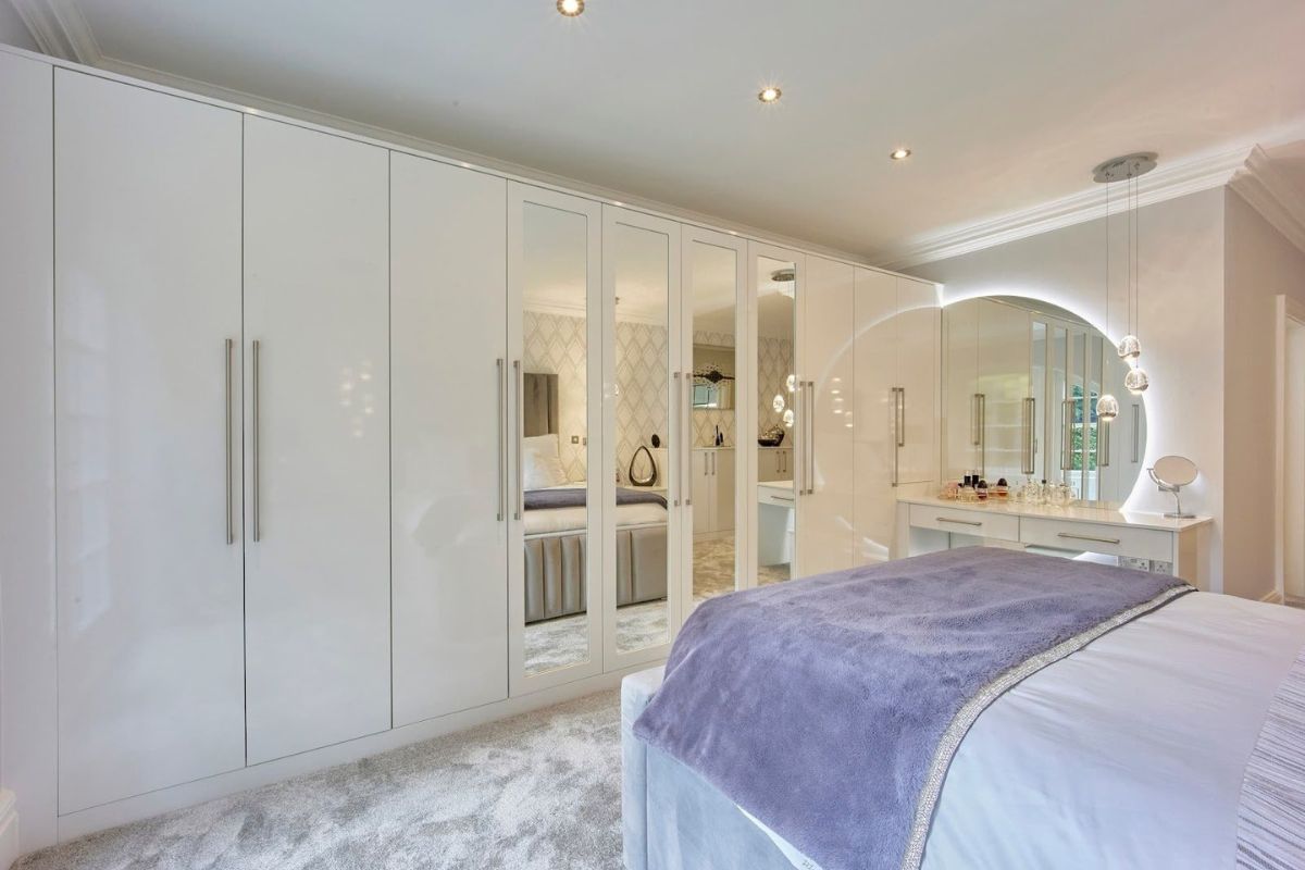 Làm tủ quần áo kịch trần hạn chế bụi bẩn bám trên nóc tủ (Ảnh: Sưu tầm)