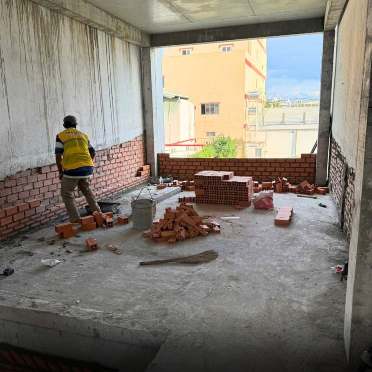 L&agrave;m r&otilde; chi tiết vật liệu trong hợp đồng x&acirc;y dựng gi&uacute;p gia chủ gi&aacute;m s&aacute;t số lượng v&agrave; ngăn ngừa việc thay đổi vật tư k&eacute;m chất lượng.