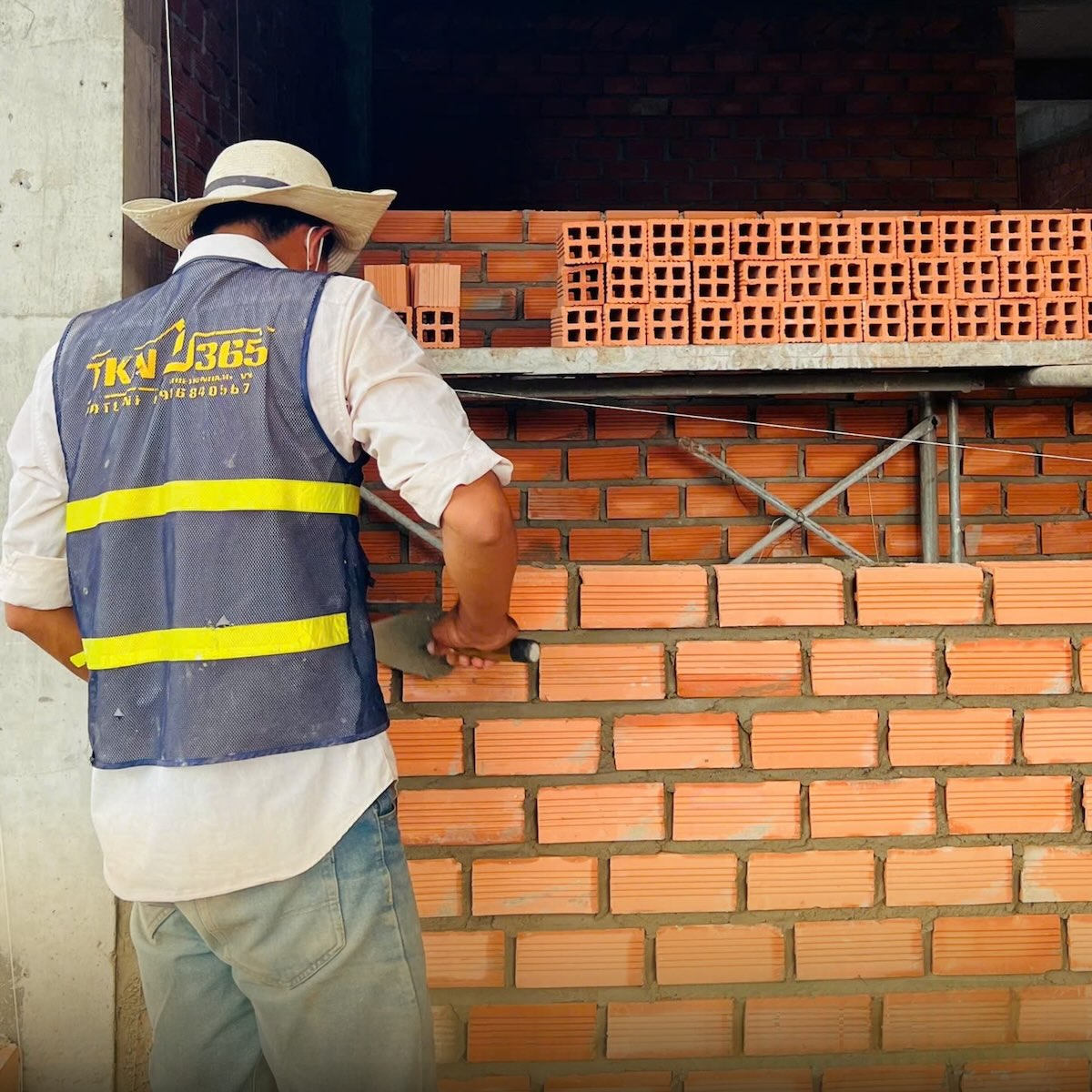 Chốt tiến độ thi c&ocirc;ng v&agrave; b&agrave;n giao từng hạng mục gi&uacute;p c&ocirc;ng tr&igrave;nh ho&agrave;n thiện đ&uacute;ng thời hạn, hạn chế ph&aacute;t sinh chi ph&iacute; dẫn tới tranh chấp hợp đồng x&acirc;y dựng.