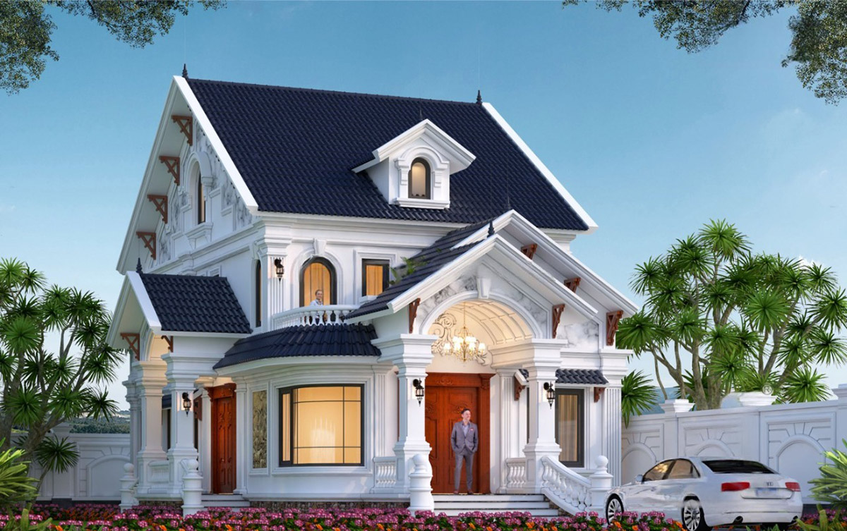 Với m&agrave;u trắng chủ đạo, kết hợp m&aacute;i Th&aacute;i xanh v&agrave; cửa gỗ đỏ, ng&ocirc;i biệt thự kh&ocirc;ng chỉ nổi bật với vẻ đẹp ngoại thất m&agrave; c&ograve;n h&ograve;a quyện với thi&ecirc;n nhi&ecirc;n nhờ kh&ocirc;ng gian s&acirc;n vườn xanh m&aacute;t, tiểu cảnh rực rỡ.