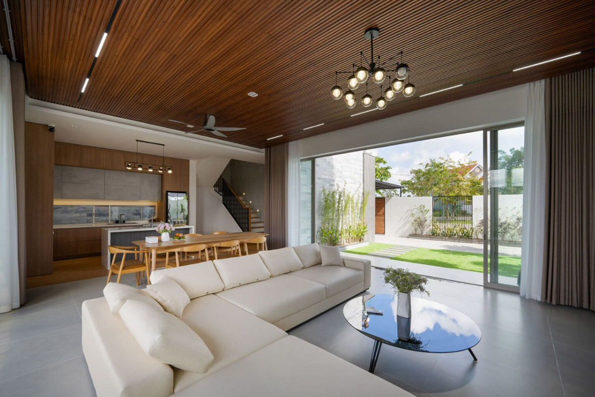 Không gian sân vườn xanh mát bố trí hài hòa mang lại cảm giác gần gũi, nhẹ nhàng và thư thái cho gia chủ.