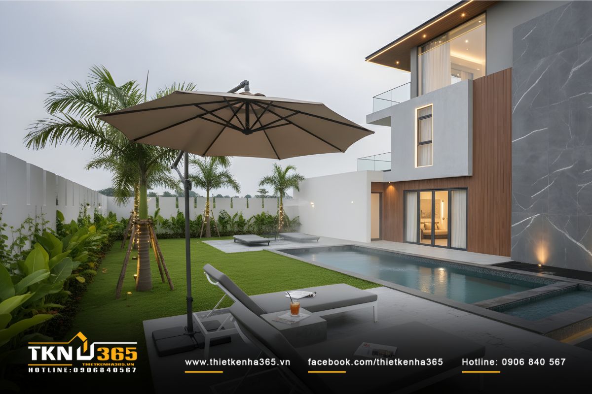 Khu vực thư giãn ngoài trời có ghế nằm và ô che lớn, đây là không gian lý tưởng để đắm mình trong nắng sớm hoặc buổi chiều lặng gió