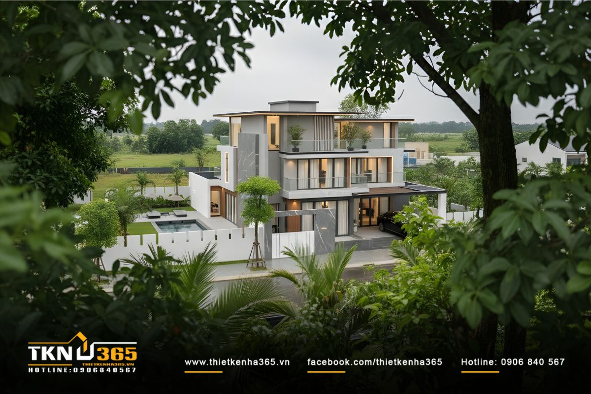 Khuôn viên vườn sau mở ra không gian xanh rộng rãi, kết nối trực tiếp hồ bơi, cho phép ánh sáng và gió len lỏi qua từng lớp cây