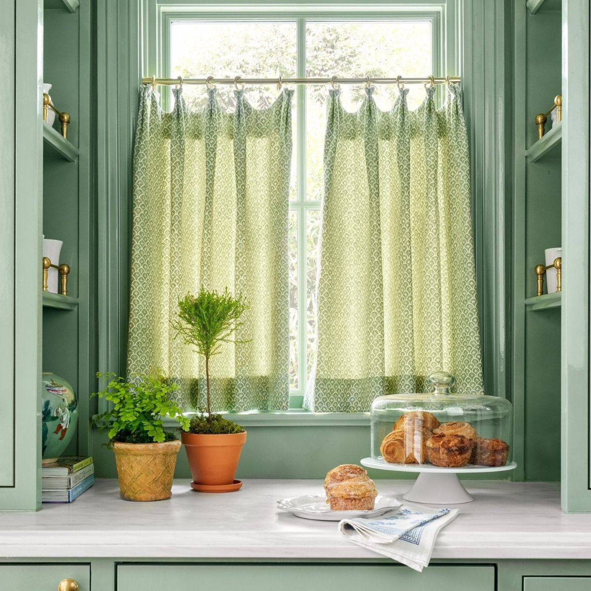 Rèm che cửa sổ giúp giảm bớt tác động của gió mạnh và ánh sáng gay gắt (Ảnh: Sưu tầm)