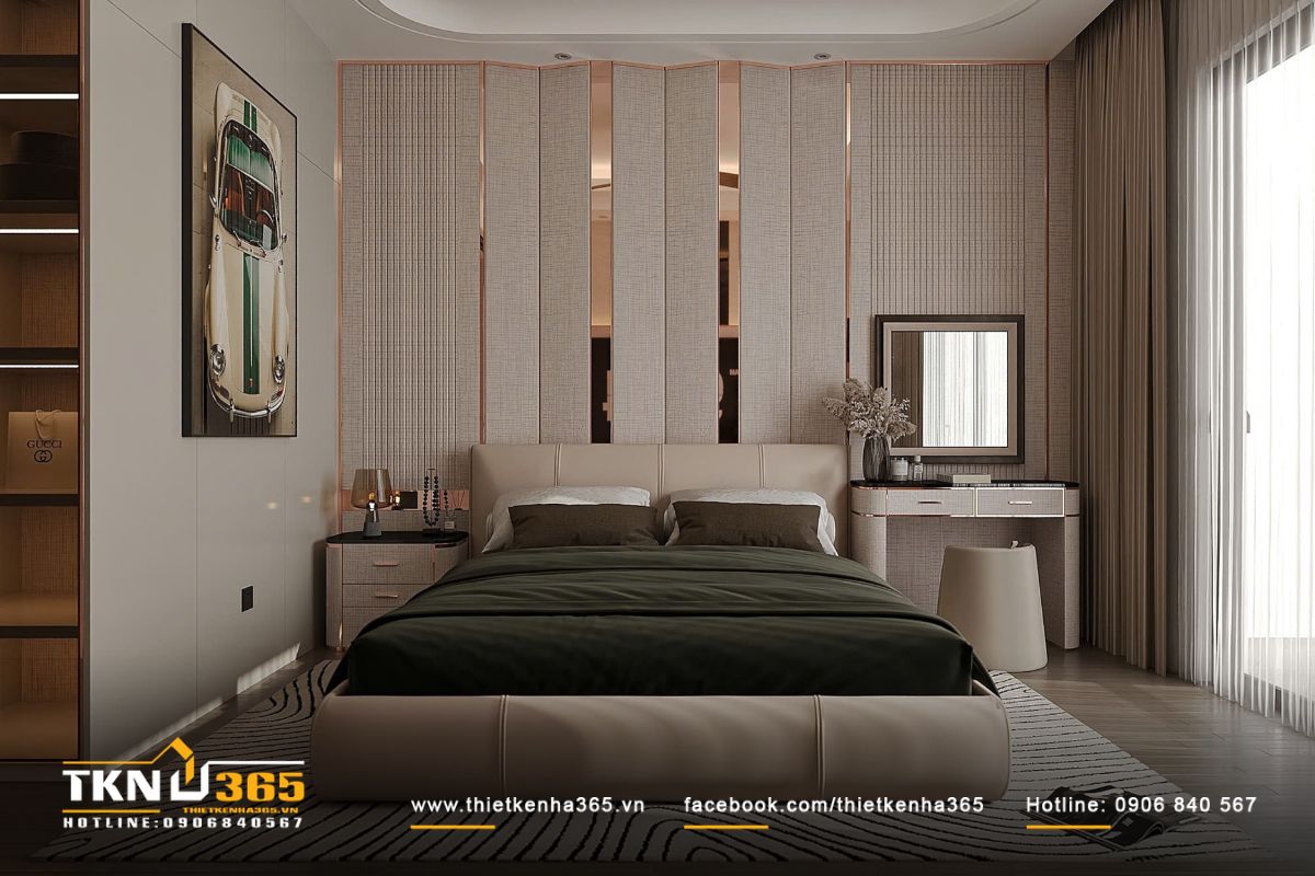 Mảng tường sau giường xử lý bằng các đường chia dọc nhịp nhàng, phản chiếu ánh sáng nhẹ từ hệ đèn hắt