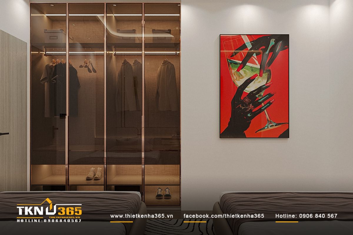 Tủ quần áo thiết kế cánh kính viền đồng, bên trong ốp nỉ màu be, đèn LED hắt nhẹ giúp mỗi món đồ trưng bày như một phụ kiện trang trí