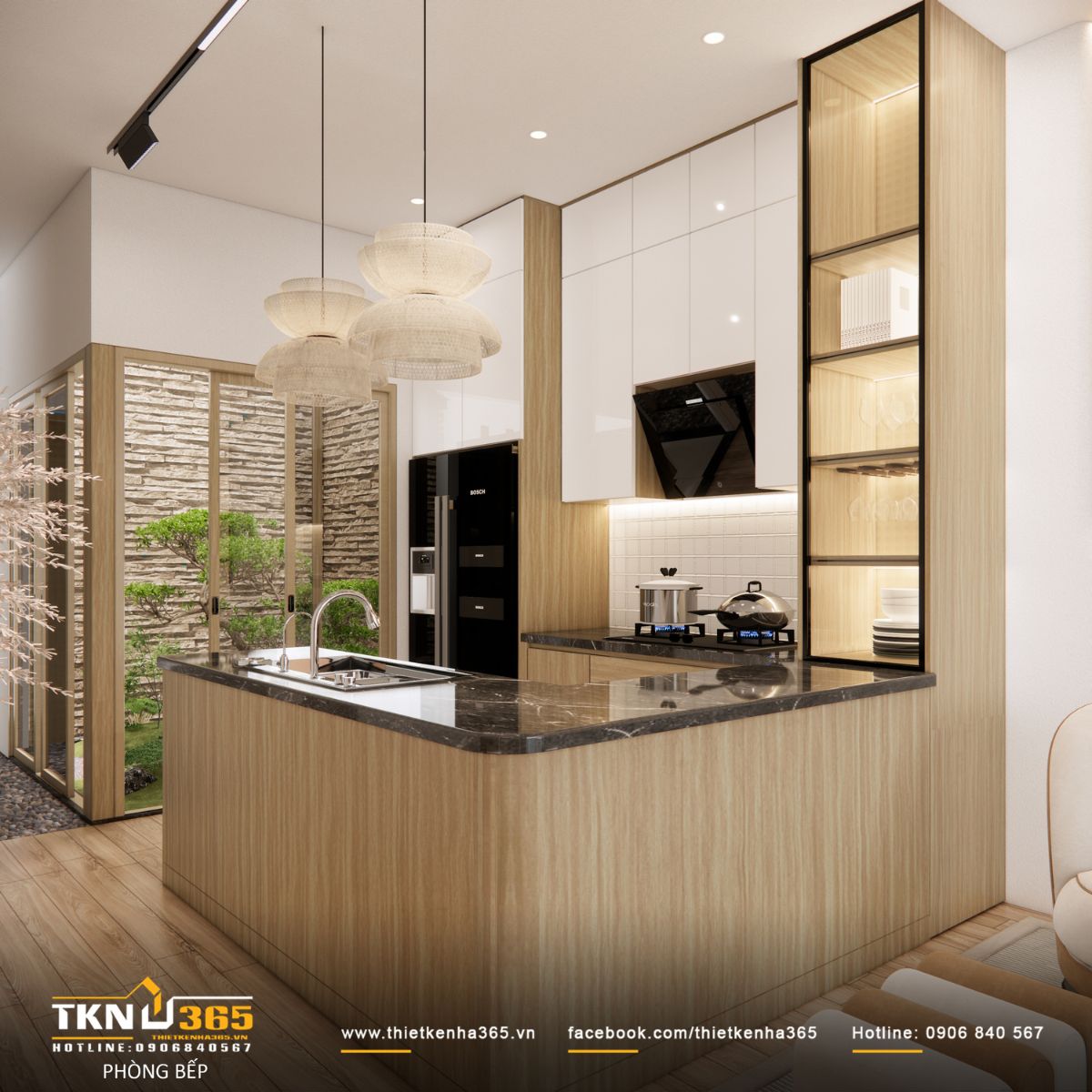 Ánh sáng tự nhiên từ sân trong tràn vào, phản chiếu lên các bề mặt gỗ và kính