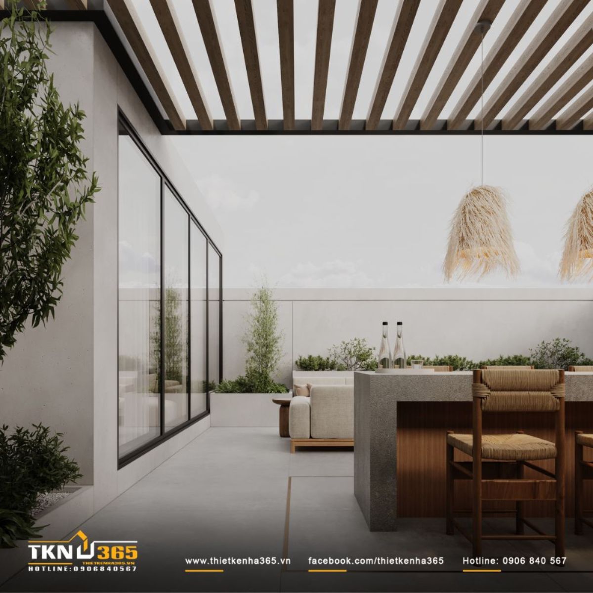 S&acirc;n thượng được gia chủ trồng th&ecirc;m nhiều c&acirc;y xanh, mang đến bầu kh&ocirc;ng kh&iacute; m&aacute;t mẻ cho nh&agrave; phố