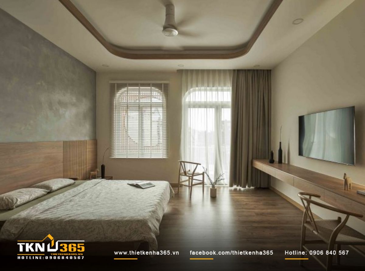 Phòng ngủ nhận được rất nhiều ánh sáng từ bên ngoài thông qua hệ cửa kính lớn