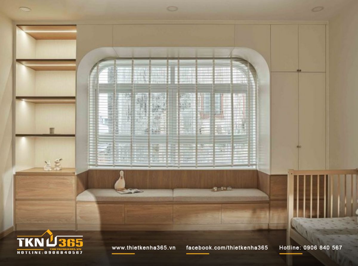 Tủ kết hợp bệ ngồi bên cạnh cửa sổ để tận dụng ánh sáng, đây là không gian các thành viên thoải mái ngồi đọc sách và thư giãn