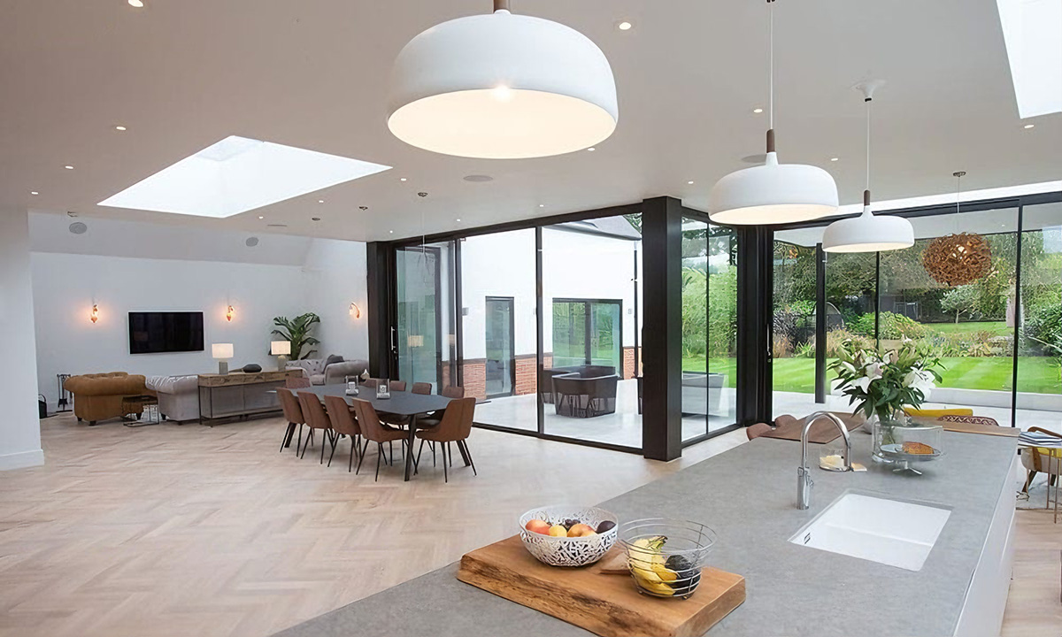 Phòng bếp mở ra sân sau là xu hướng được nhiều gia đình trẻ lựa chọn để nâng cao trải nghiệm sinh hoạt.