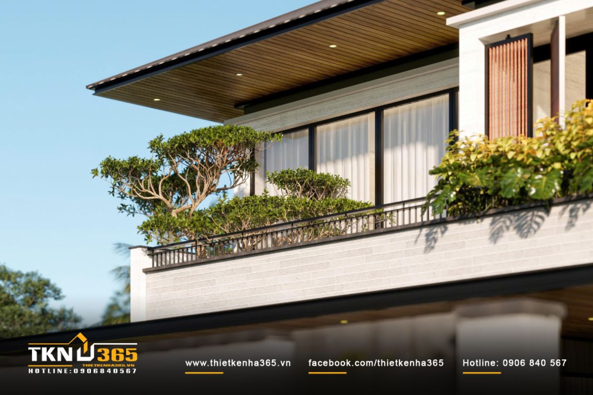 Cây xanh ở ban công tầng 2 đóng vai trò như lớp đệm điều tiết nắng gió