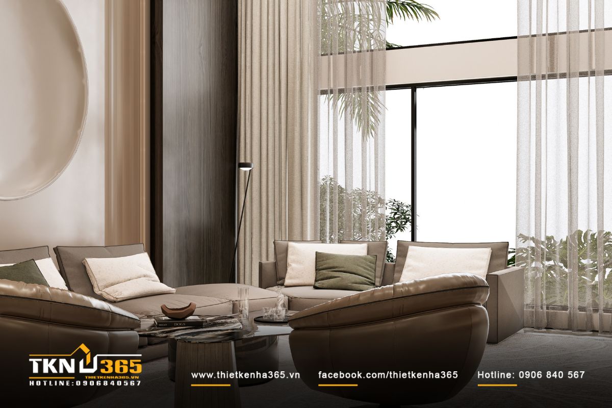 Khu vực tiếp khách kết nối trực tiếp với sân vườn bên ngoài qua hệ cửa kính lớn, đón ánh sáng tự nhiên tràn ngập không gian