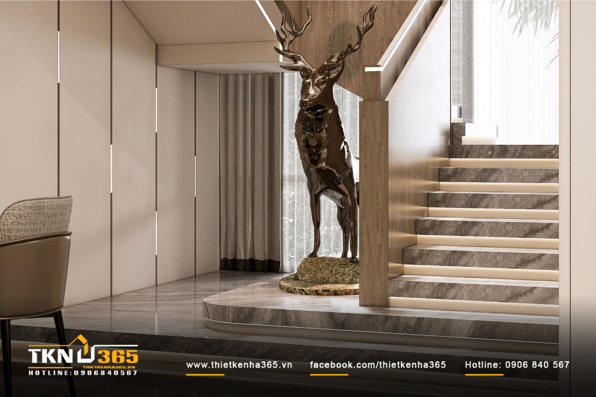 Tượng hươu kim loại ánh đồng đặt cạnh cầu thang trở thành điểm nhấn nghệ thuật, biểu trưng cho sự tĩnh tại giữa không gian sống hiện đại