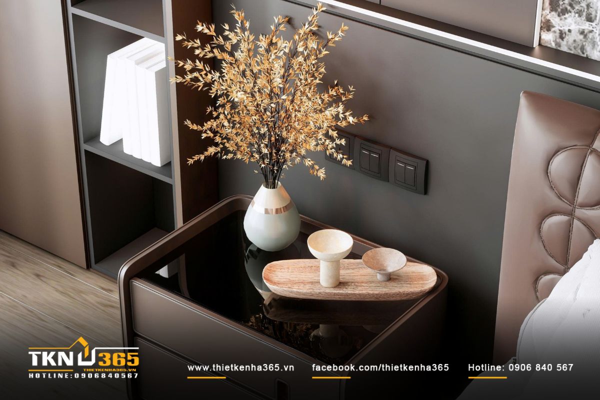 Tủ đầu giường bài trí gọn gàng, bình gốm và vật trang trí nhỏ tôn lên vẻ đẹp nhẹ nhàng, tinh tế