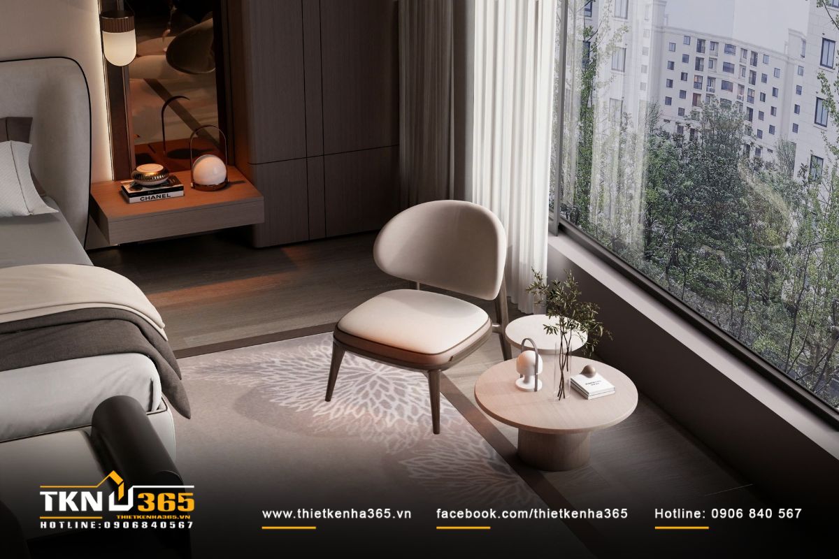 Góc đọc sách nhỏ cạnh cửa sổ bố trí ghế đơn, bàn tròn và bình hoa là nơi thư giãn mỗi sáng của gia chủ