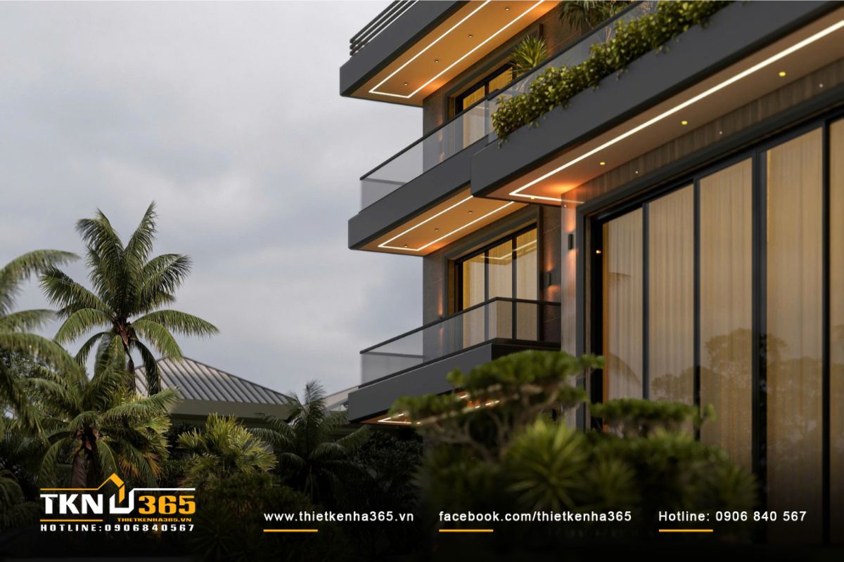 Khối mái đua rộng và ban công phủ xanh trở thành lớp đệm che nắng mưa cho không gian bên trong