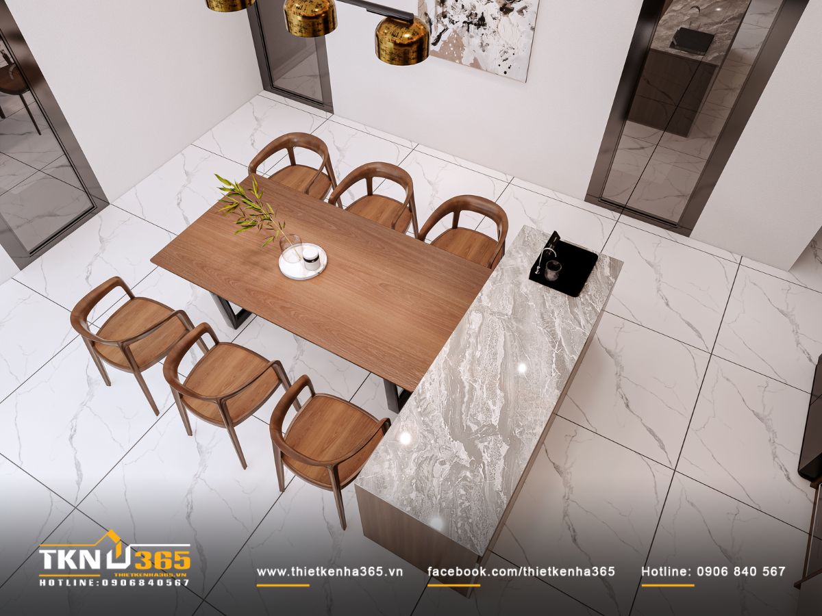 Bàn ăn bằng gỗ tự nhiên kết hợp ghế cong mềm mại và đèn thả màu champagne tạo điểm nhấn ấm áp