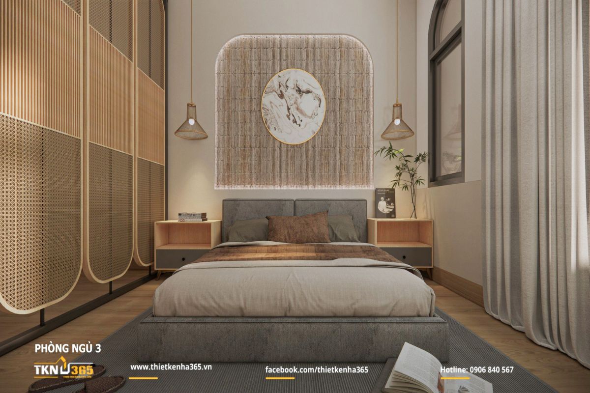 Đầu giường thiết kế khung vòm kết hợp mảng ốp mây đan và đĩa trang trí giả đá, tạo điểm nhấn êm dịu cho không gian nghỉ ngơi