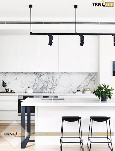 Phòng  bếp có bàn đảo kết hợp với bàn ăn