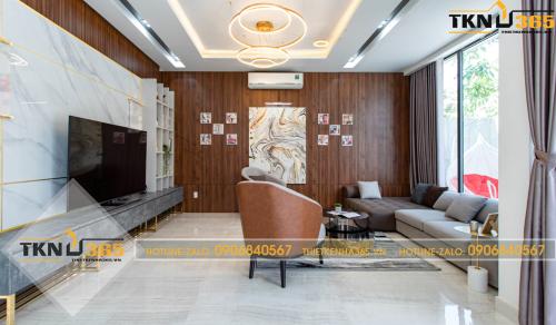 Phòng khách có khung cửa kính lớn để lấy ánh sáng tự nhiên