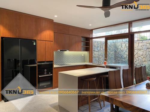 Tủ bếp và bàn ăn được làm hoàn toàn bằng gỗ